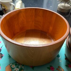 Beautiful Big Wooden Salad Bowl. 4 matching small salad bowls.